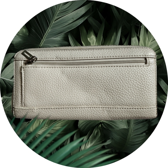 GUESS ZIP AROUND 3 COMPARTMENT WALLET/WRISTLET/CLUTCH w/PHONE POCKET🩷 EUC - Picture 3 of 10